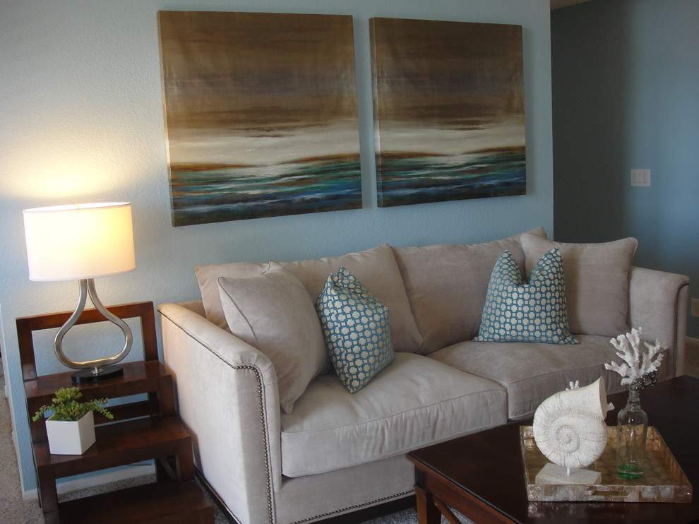 Kleines, Offenes Klassisches Wohnzimmer mit blauer Wandfarbe, Teppichboden, Kamin, gefliester Kaminumrandung und TV-Wand in San Diego