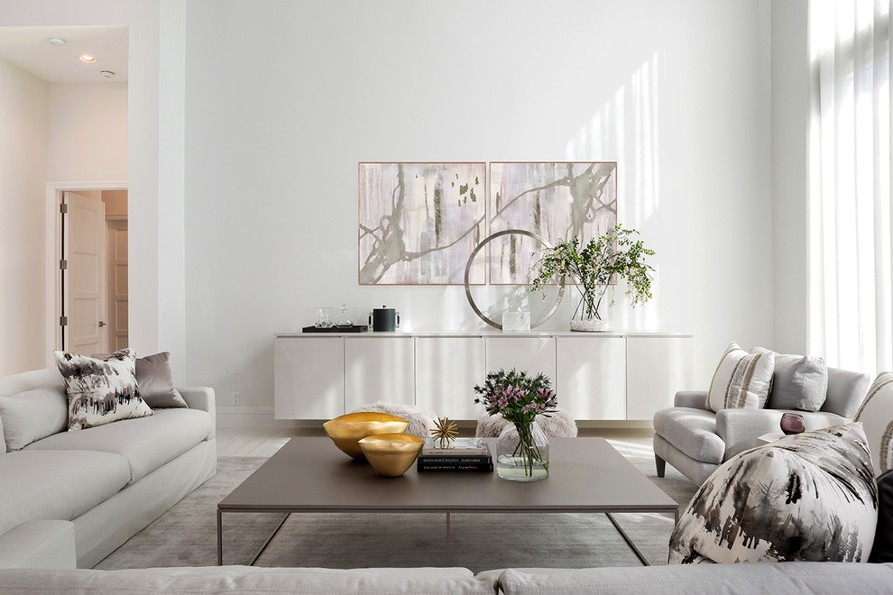 Immagine di un ampio soggiorno classico aperto con pareti grigie, pavimento in gres porcellanato, nessuna TV e pavimento bianco