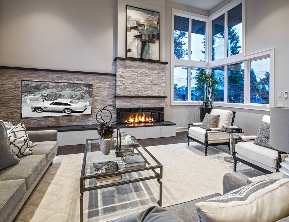 シアトルにある広いトランジショナルスタイルのおしゃれなLDK (ベージュの壁、濃色無垢フローリング、横長型暖炉、石材の暖炉まわり、茶色い床) の写真