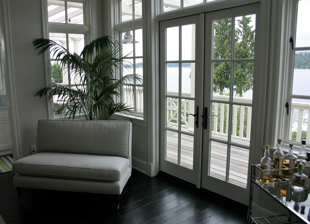 Пример оригинального дизайна: открытая гостиная комната среднего размера в стиле неоклассика (современная классика) с белыми стенами, деревянным полом, черным полом и домашним баром