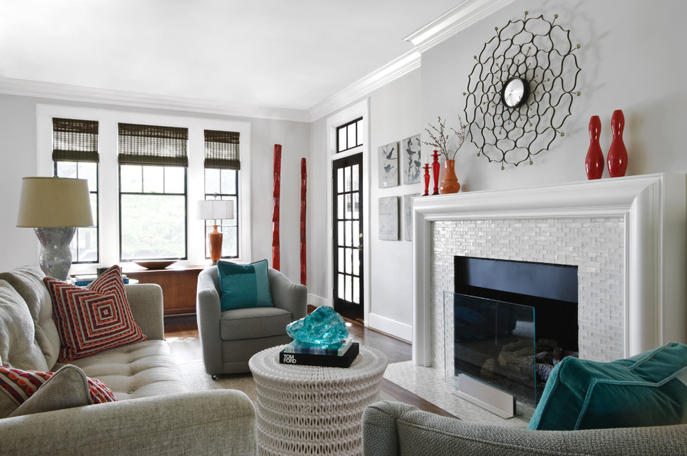 Repräsentatives, Fernseherloses, Abgetrenntes Modernes Wohnzimmer mit Kamin, gefliester Kaminumrandung, weißer Wandfarbe, braunem Holzboden und braunem Boden in Sonstige