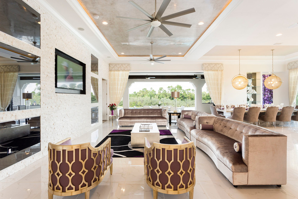 Esempio di un ampio soggiorno classico aperto con sala formale, pareti grigie, pavimento in travertino e TV a parete