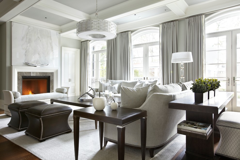 Aménagement d'un grand salon classique ouvert avec une salle de réception, un mur gris, parquet foncé et une cheminée standard.