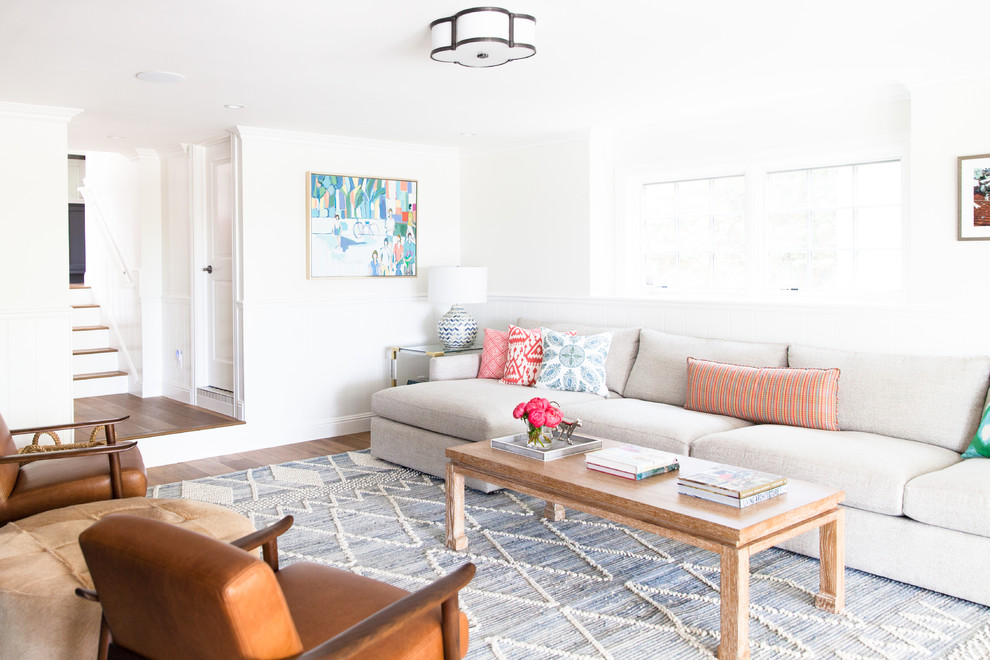 Immagine di un soggiorno tradizionale di medie dimensioni e aperto con pareti bianche, pavimento in legno massello medio, sala formale e pavimento marrone