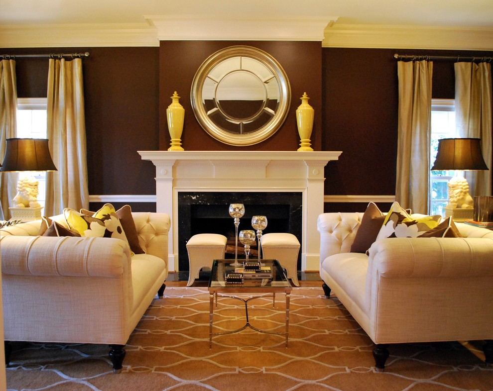 Пример оригинального дизайна: гостиная комната в классическом стиле с коричневыми стенами, стандартным камином и красивыми шторами