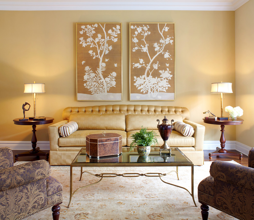 Modelo de salón para visitas cerrado tradicional de tamaño medio sin chimenea y televisor con paredes amarillas y suelo de madera en tonos medios