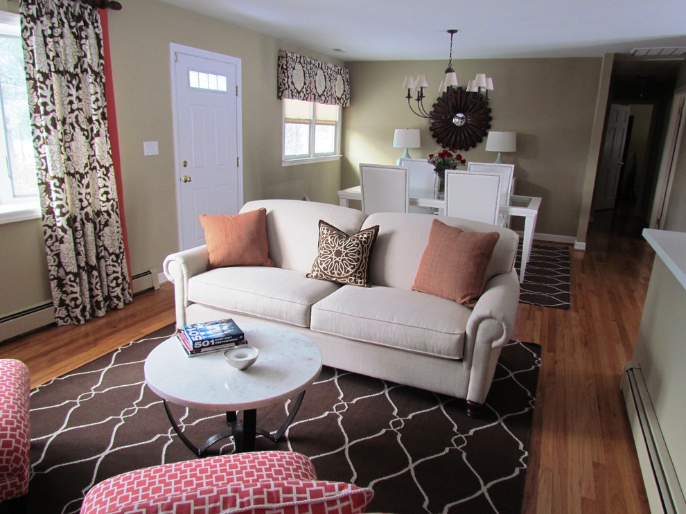 Mittelgroßes, Offenes Eklektisches Wohnzimmer mit beiger Wandfarbe, braunem Holzboden, Kamin, TV-Wand und Kaminumrandung aus Backstein in Baltimore