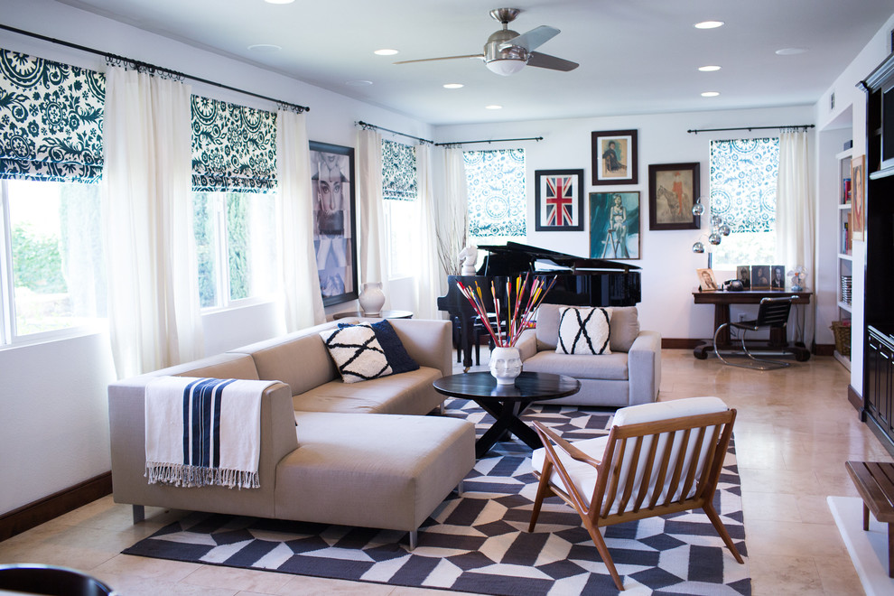 Stilmix Wohnzimmer mit weißer Wandfarbe, Multimediawand und beigem Boden in Los Angeles