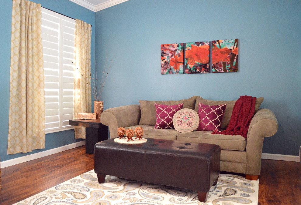 Foto på ett mellanstort eklektiskt allrum med öppen planlösning, med blå väggar, mellanmörkt trägolv och ett finrum