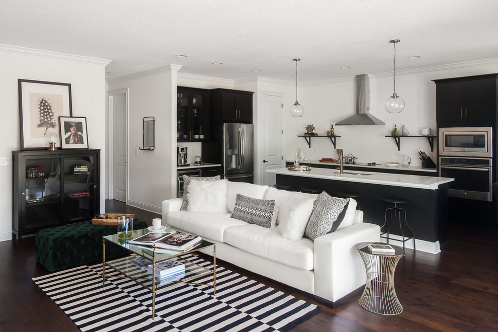Immagine di un grande soggiorno chic aperto con pareti bianche, parquet scuro e pavimento marrone