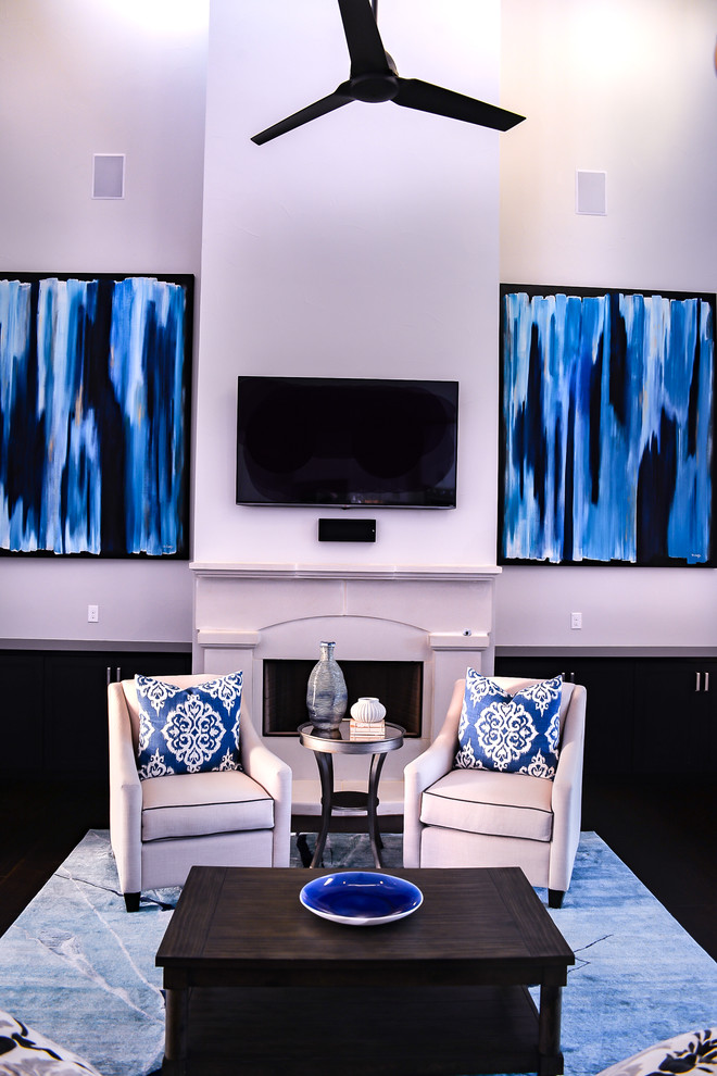 На фото: открытая гостиная комната среднего размера в стиле неоклассика (современная классика) с фиолетовыми стенами, темным паркетным полом, стандартным камином, фасадом камина из дерева, телевизором на стене и коричневым полом с