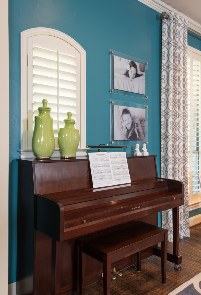 На фото: маленькая открытая гостиная комната в стиле неоклассика (современная классика) с музыкальной комнатой, синими стенами, темным паркетным полом и коричневым полом без телевизора для на участке и в саду
