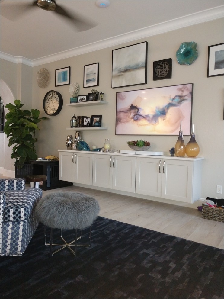 Foto di un soggiorno classico di medie dimensioni e aperto con sala formale, pareti beige, parquet chiaro, nessun camino, TV a parete e pavimento beige