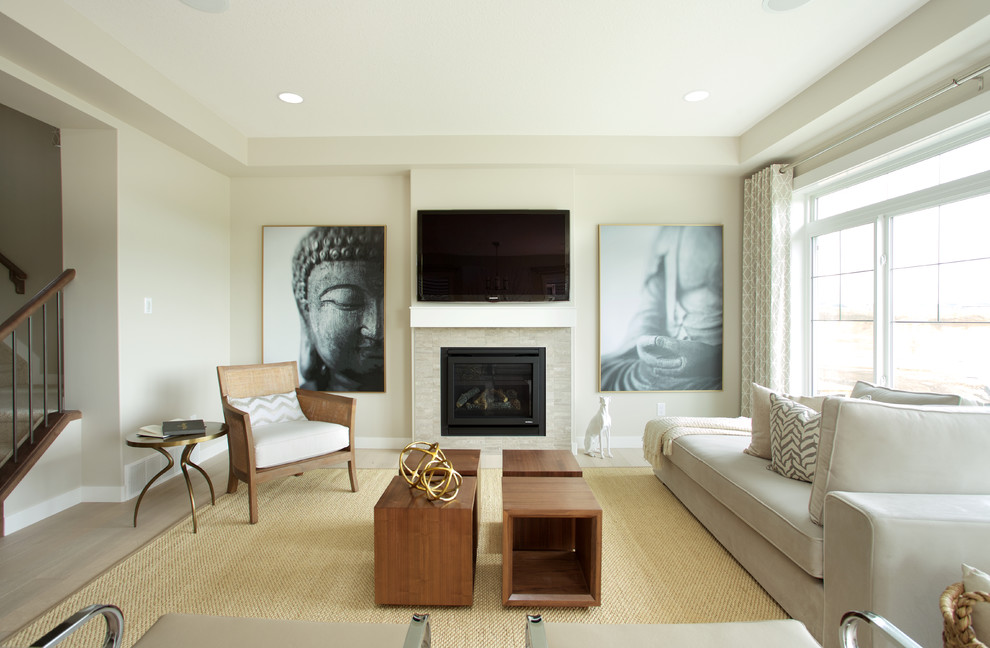 Repräsentatives, Abgetrenntes Klassisches Wohnzimmer mit beiger Wandfarbe, hellem Holzboden, Kamin, Kaminumrandung aus Stein und TV-Wand in Edmonton