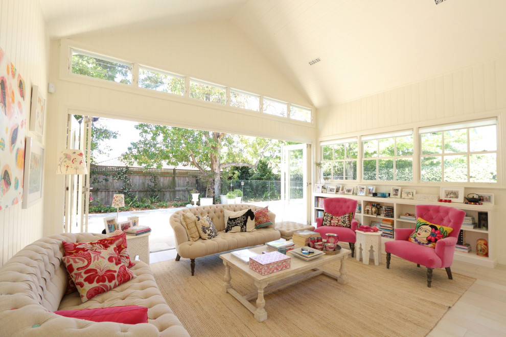 Esempio di un soggiorno tradizionale con pareti bianche, parquet chiaro e pavimento beige