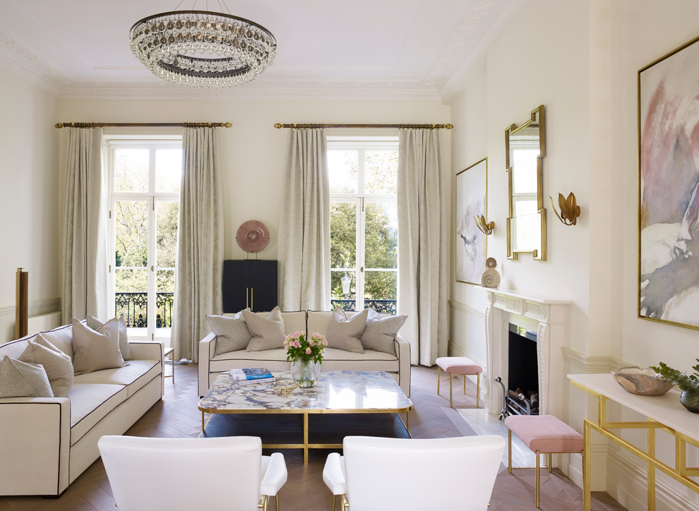 Klassisches Wohnzimmer mit Hausbar, beiger Wandfarbe, hellem Holzboden, Kamin und beigem Boden in London