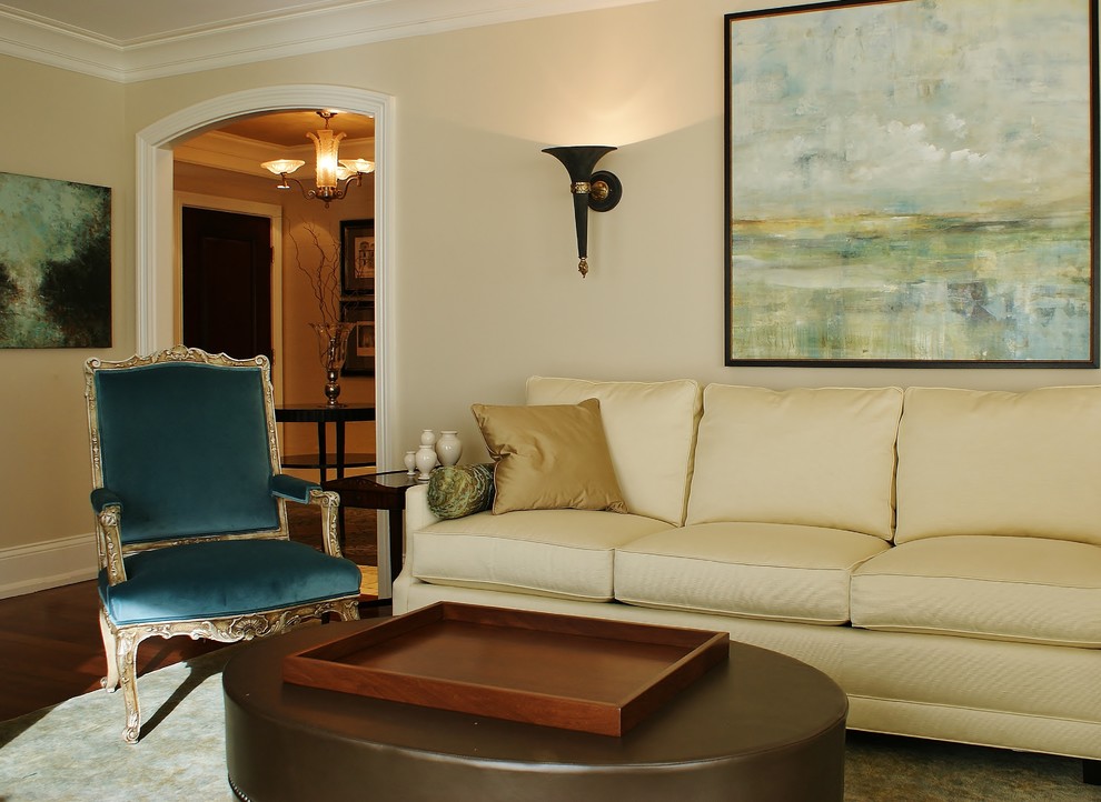 Foto di un ampio soggiorno classico aperto con pareti beige e parquet scuro