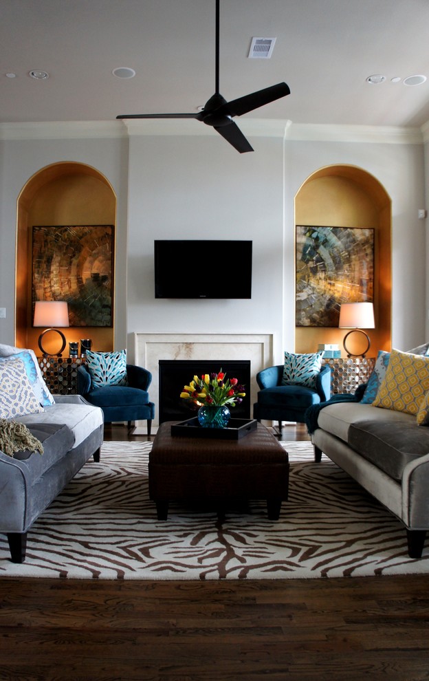 Стильный дизайн: большая парадная гостиная комната в стиле неоклассика (современная классика) с серыми стенами, паркетным полом среднего тона, стандартным камином и телевизором на стене - последний тренд