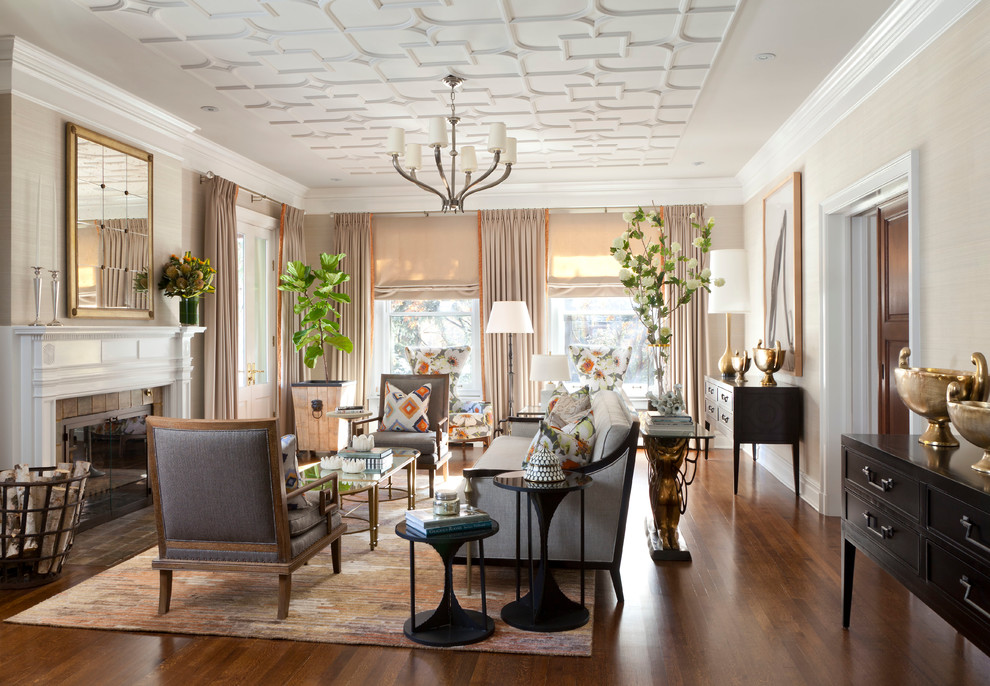 Ispirazione per un soggiorno tradizionale chiuso con sala formale, pareti beige, pavimento in legno massello medio e camino classico