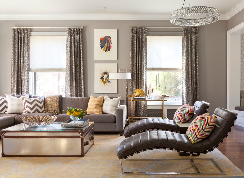 Idee per un soggiorno classico con pareti grigie e pavimento in legno massello medio