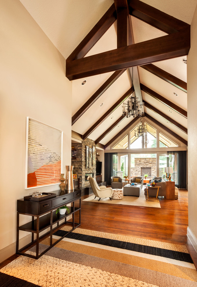 Immagine di un soggiorno classico aperto con pareti bianche, pavimento in legno massello medio e camino classico