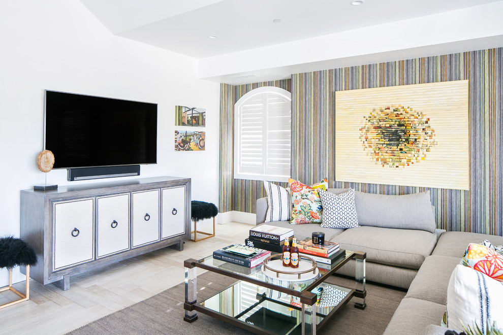 Ejemplo de salón para visitas cerrado clásico renovado con paredes multicolor, suelo de madera clara, televisor colgado en la pared y suelo beige