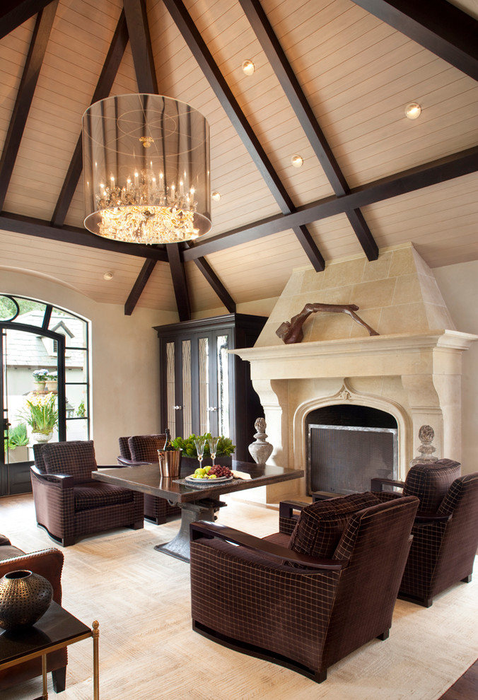 Modelo de salón clásico renovado con paredes beige, suelo de madera en tonos medios y todas las chimeneas