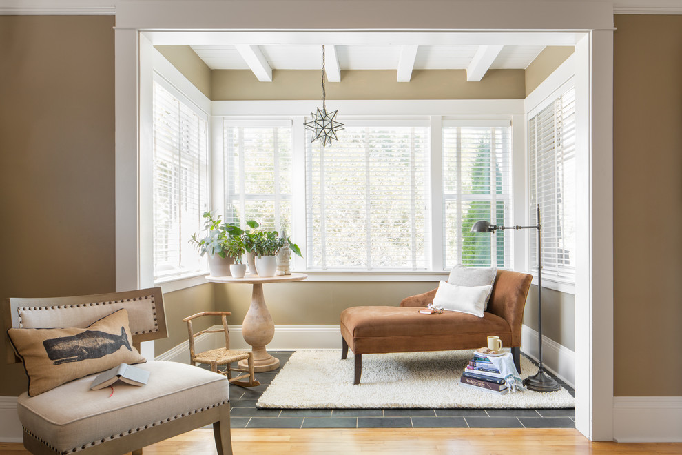 Immagine di un soggiorno tradizionale con pareti beige e sala formale