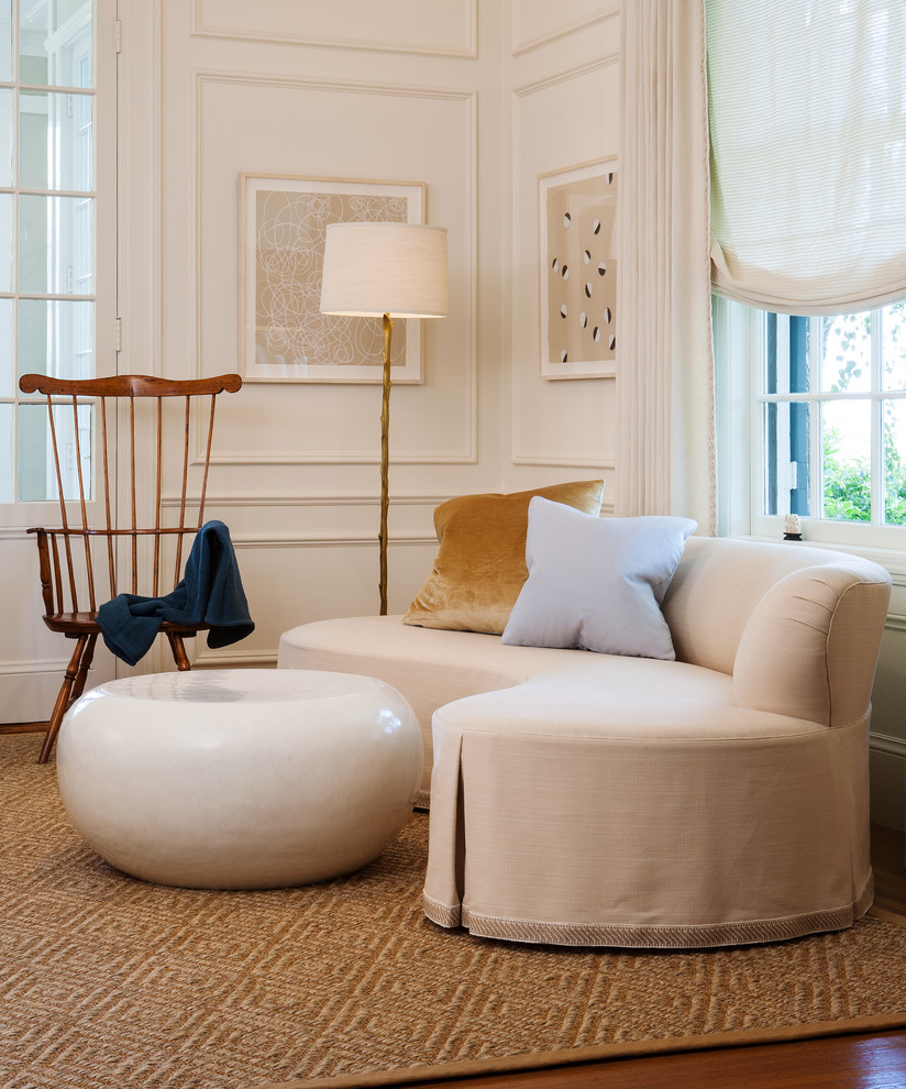 Esempio di un soggiorno classico con sala formale e pareti beige