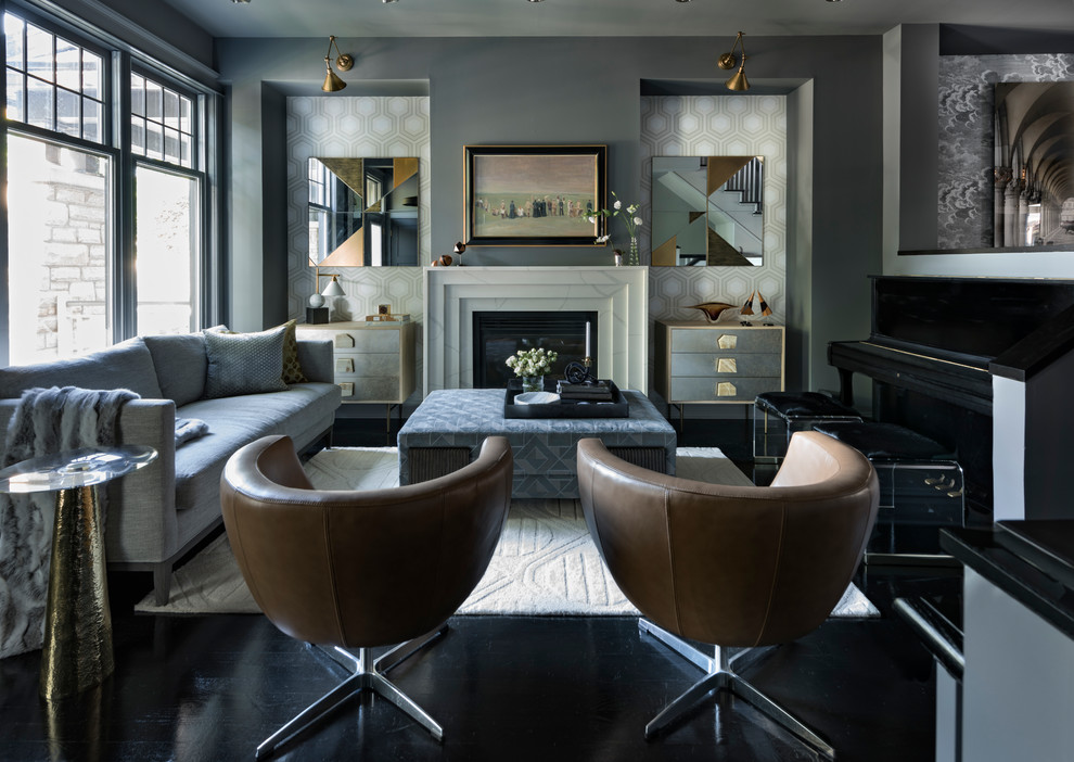 Стильный дизайн: гостиная комната в стиле неоклассика (современная классика) с музыкальной комнатой, серыми стенами, деревянным полом, стандартным камином и черным полом - последний тренд