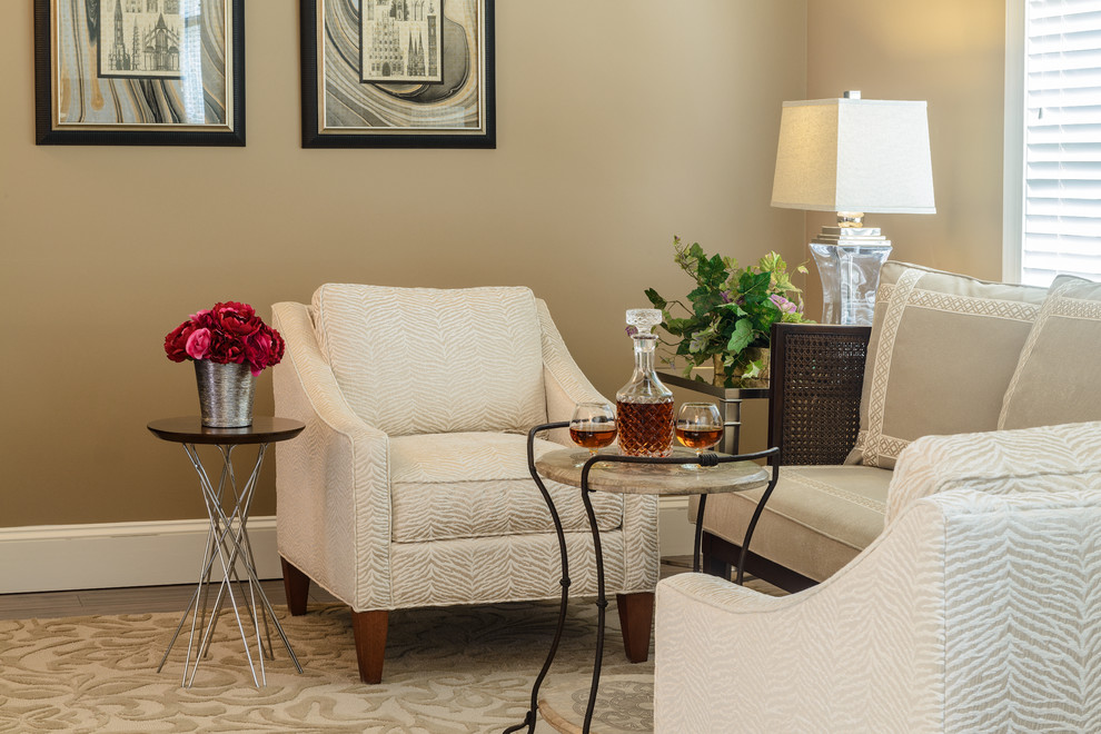 Idee per un piccolo soggiorno classico con sala formale, pareti marroni, pavimento in legno massello medio e pavimento marrone