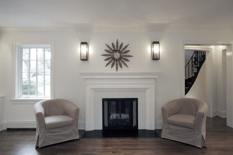 Großes, Fernseherloses, Abgetrenntes Klassisches Wohnzimmer mit weißer Wandfarbe, dunklem Holzboden, Kamin und Kaminumrandung aus Metall in New York