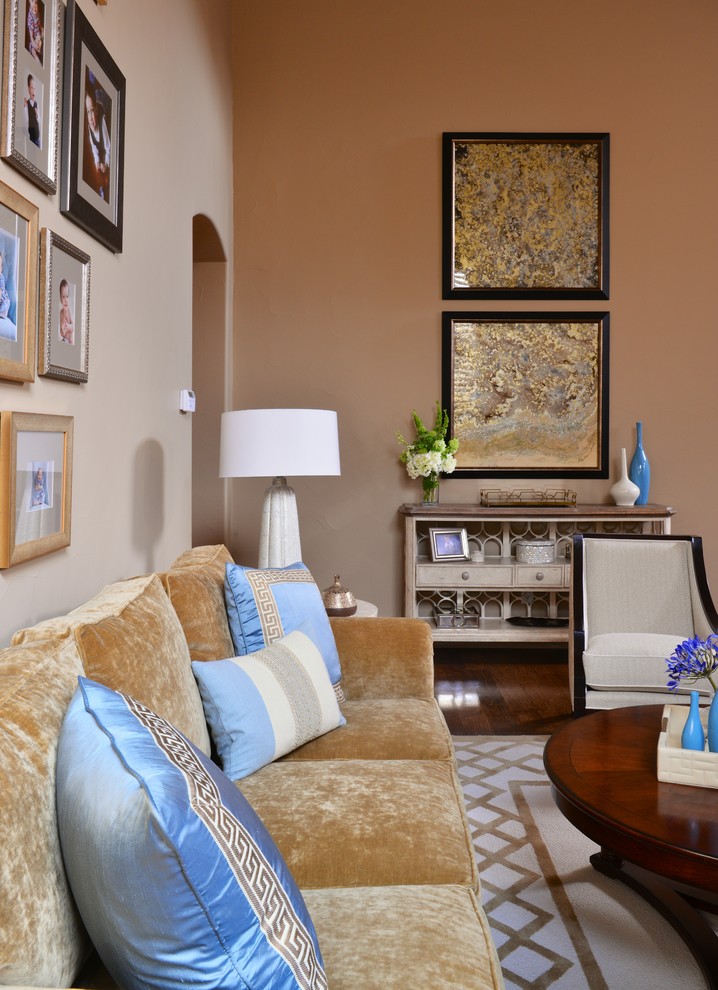 Imagen de salón con rincón musical cerrado clásico renovado de tamaño medio con paredes beige y suelo de madera oscura