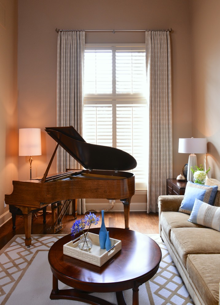 Imagen de salón con rincón musical cerrado clásico renovado de tamaño medio sin chimenea y televisor con paredes beige
