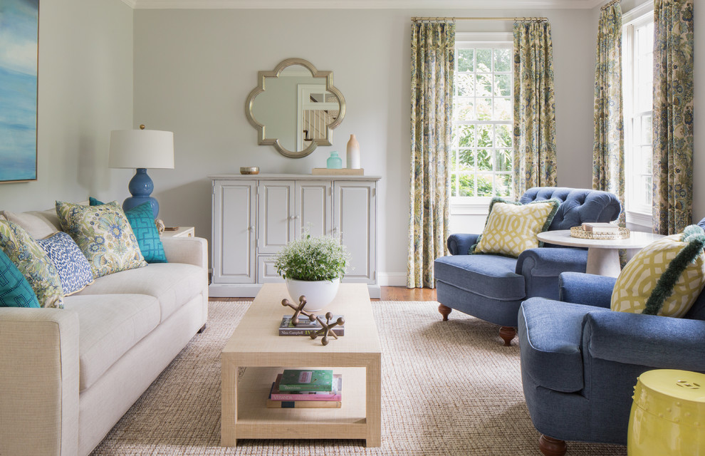 Repräsentatives Klassisches Wohnzimmer mit beiger Wandfarbe und braunem Holzboden in Boston