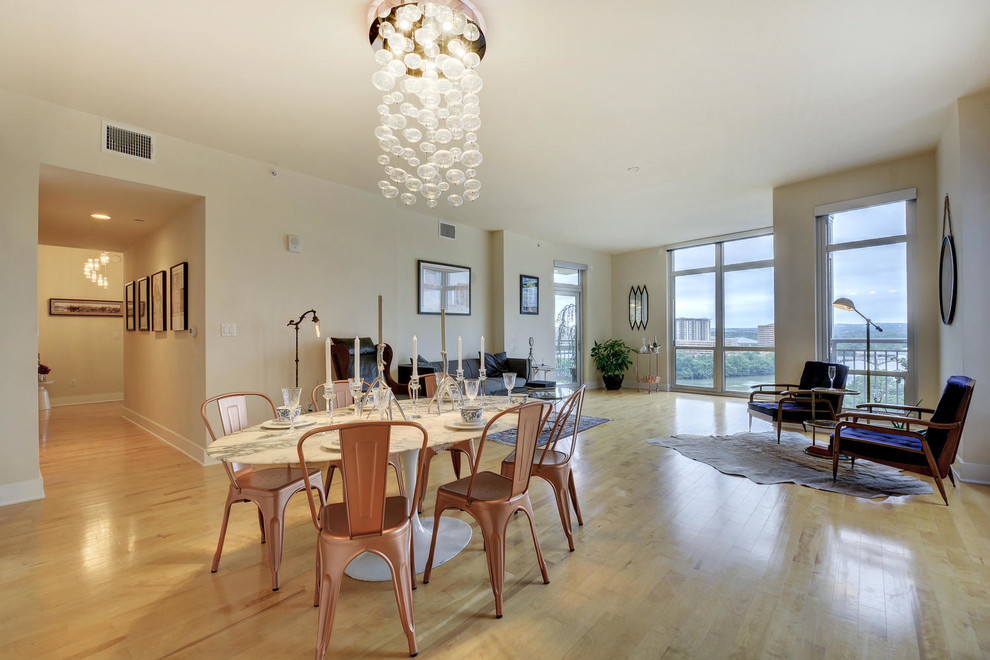 Klassisches Wohnzimmer ohne Kamin mit beiger Wandfarbe und hellem Holzboden in Austin