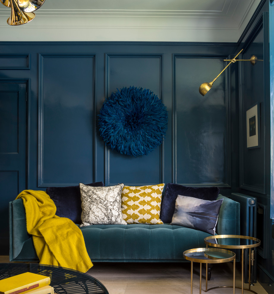 Источник вдохновения для домашнего уюта: гостиная комната:: освещение в стиле неоклассика (современная классика) с синими стенами и светлым паркетным полом