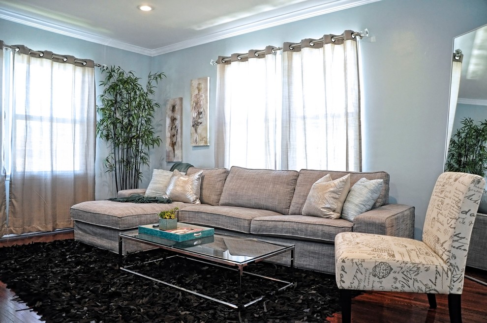 Idee per un piccolo soggiorno classico aperto con pareti blu, pavimento in legno massello medio e TV a parete