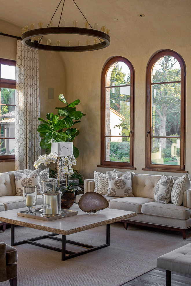 Repräsentatives Klassisches Wohnzimmer mit beiger Wandfarbe und dunklem Holzboden in San Diego