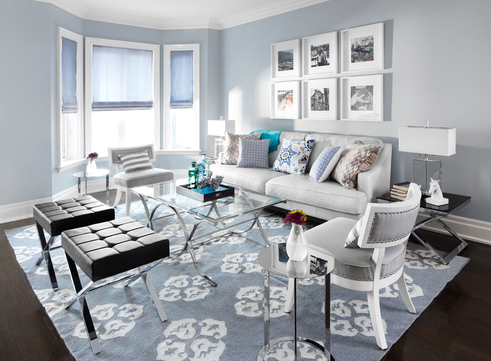 Пример оригинального дизайна: гостиная комната в стиле неоклассика (современная классика) с синими стенами, коричневым полом и эркером