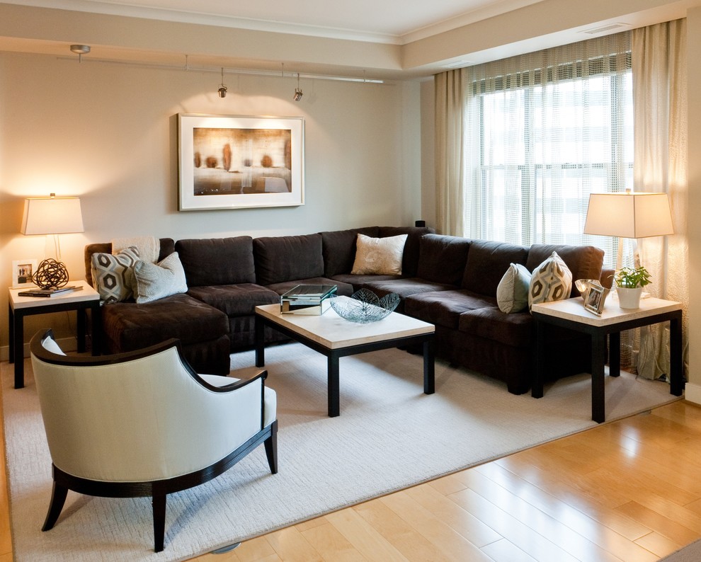 На фото: гостиная комната среднего размера в стиле неоклассика (современная классика) с бежевыми стенами и красивыми шторами с