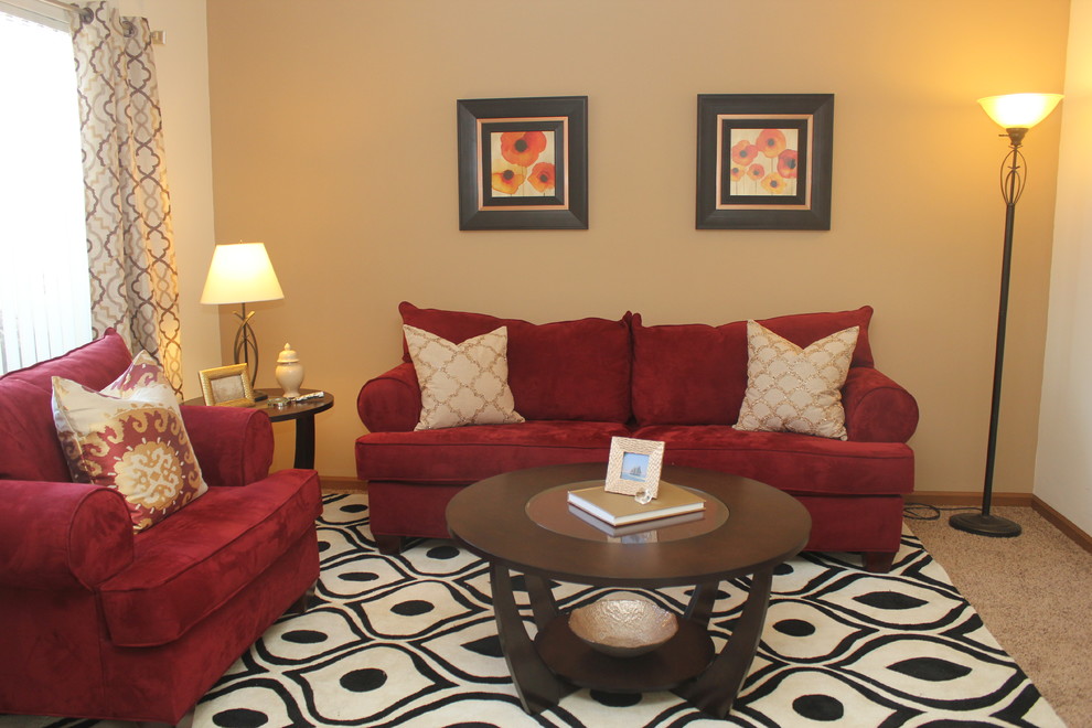 Esempio di un piccolo soggiorno chic aperto con pareti beige, moquette e sala formale
