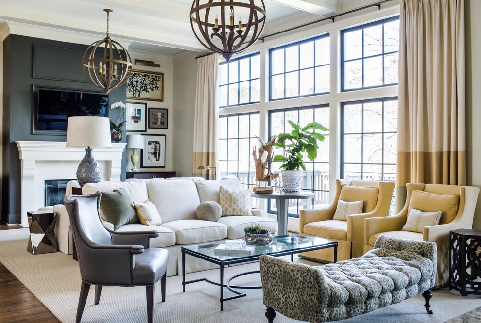 Foto di un soggiorno classico con pareti beige, parquet scuro, camino classico, TV a parete e pavimento marrone