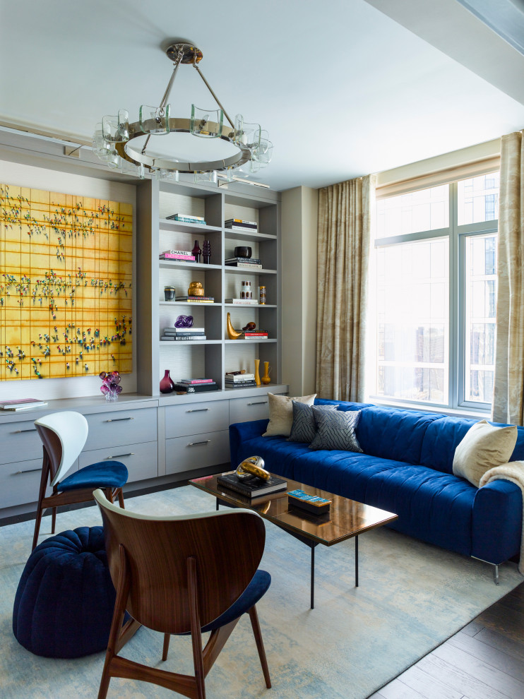 Idee per un soggiorno chic con pareti beige, parquet scuro e pavimento marrone