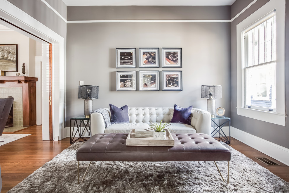 Foto di un soggiorno classico chiuso con pareti grigie, pavimento in legno massello medio e pavimento marrone