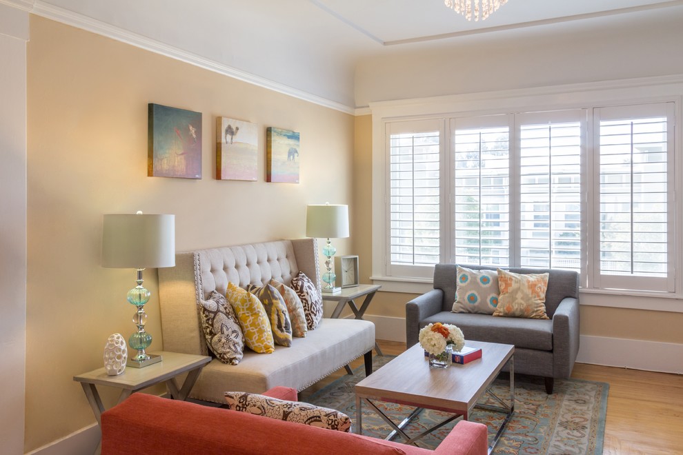 Immagine di un soggiorno tradizionale con parquet chiaro e pareti gialle