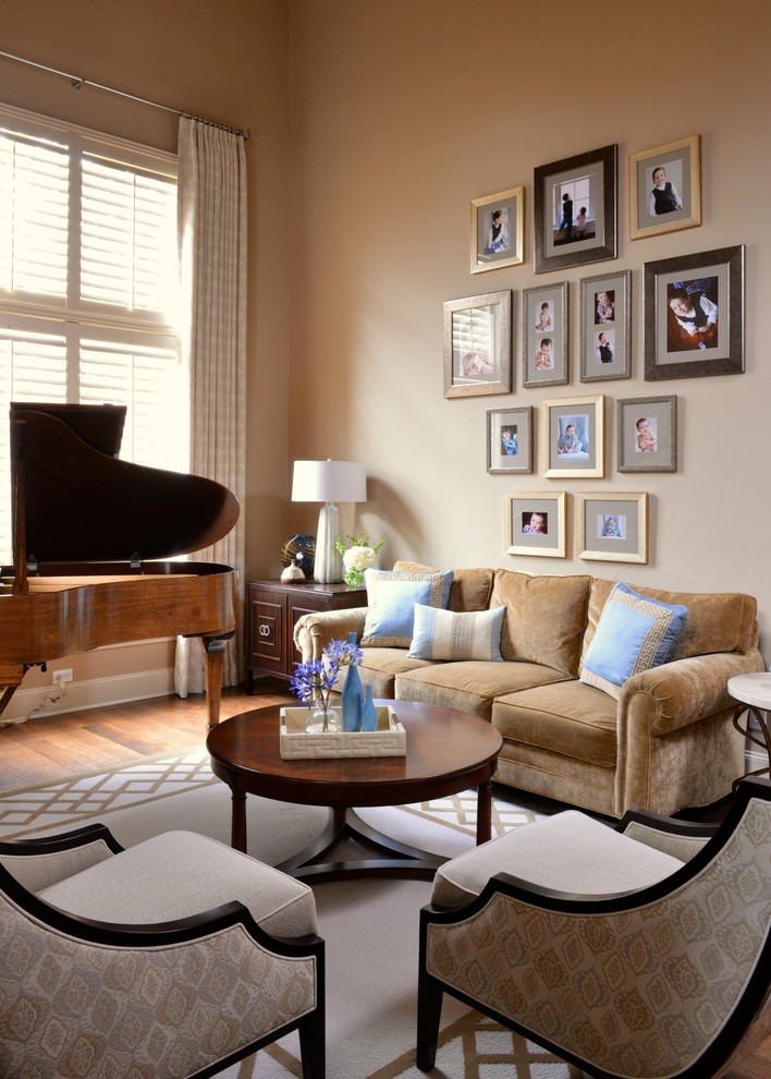 Immagine di un soggiorno classico di medie dimensioni e chiuso con sala della musica, pareti beige e parquet scuro