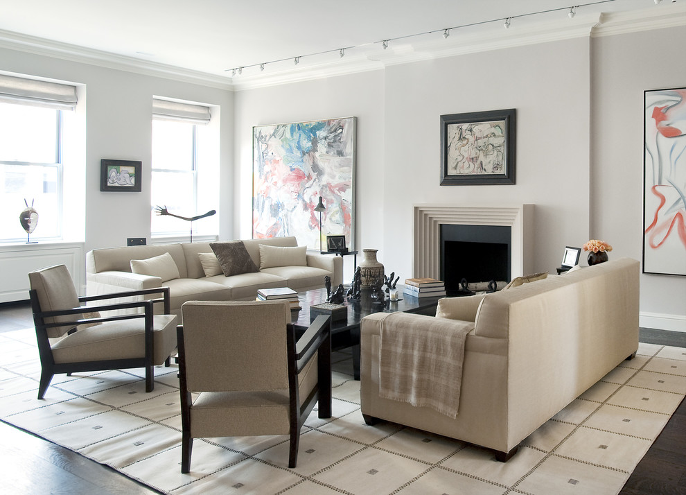 Пример оригинального дизайна: парадная гостиная комната в стиле неоклассика (современная классика) с серыми стенами, темным паркетным полом и стандартным камином без телевизора