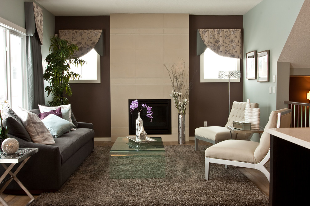 На фото: гостиная комната в стиле неоклассика (современная классика) с коричневыми стенами и акцентной стеной без телевизора с
