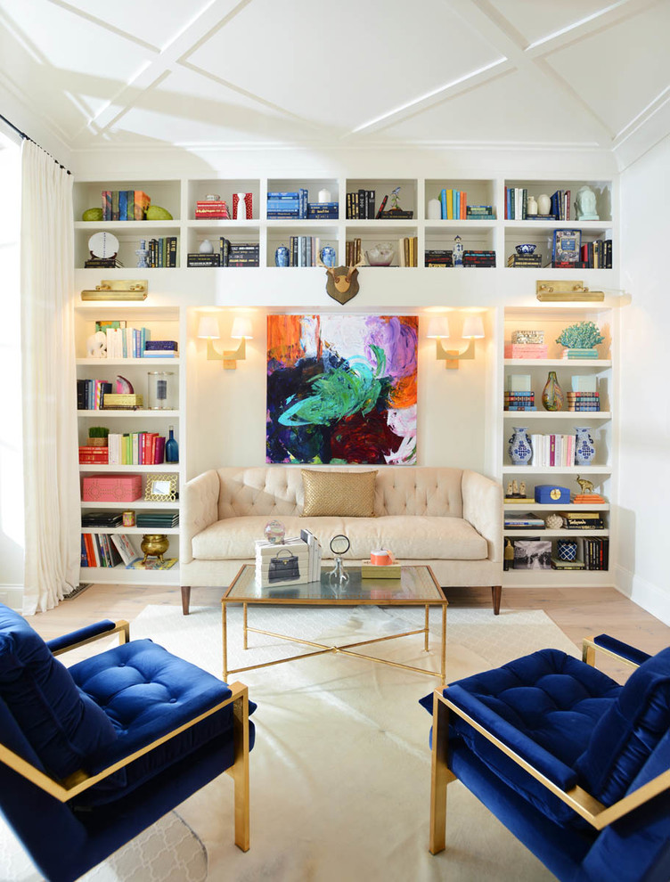 Пример оригинального дизайна: гостиная комната в стиле неоклассика (современная классика) с с книжными шкафами и полками, белыми стенами и светлым паркетным полом без камина, телевизора